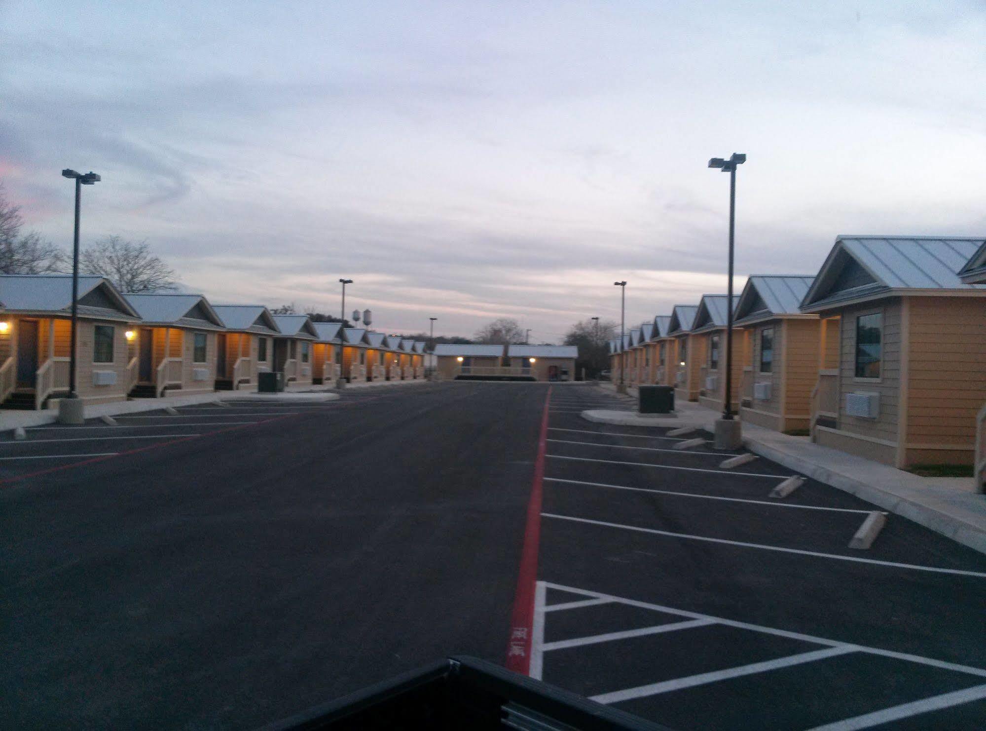 Fieldhouse Inn & Conference Center Kenedy Exterior photo