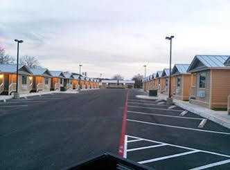 Fieldhouse Inn & Conference Center Kenedy Exterior photo